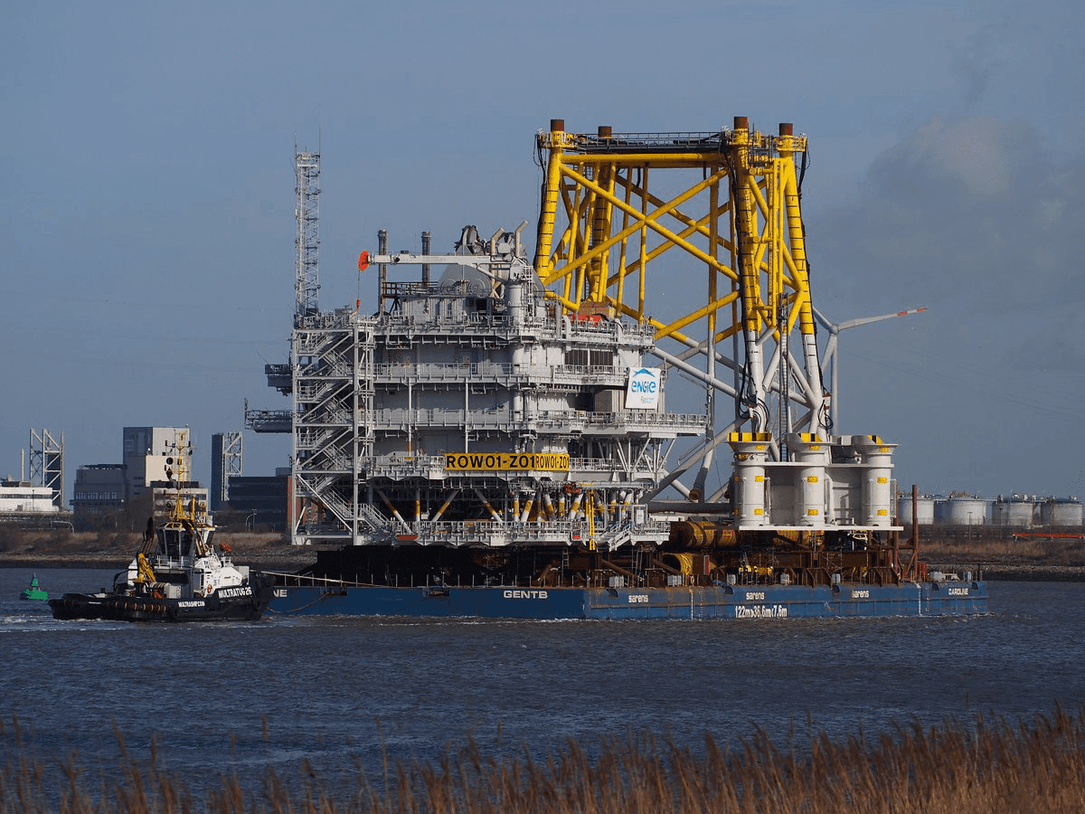 Offshore wind substation ROW01-Z01 on the Sarens barge Caroline.