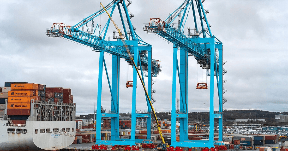 Container cranes at Skandiahamnen. Photo by W.carter, CC0, via Wikimedia Commons.