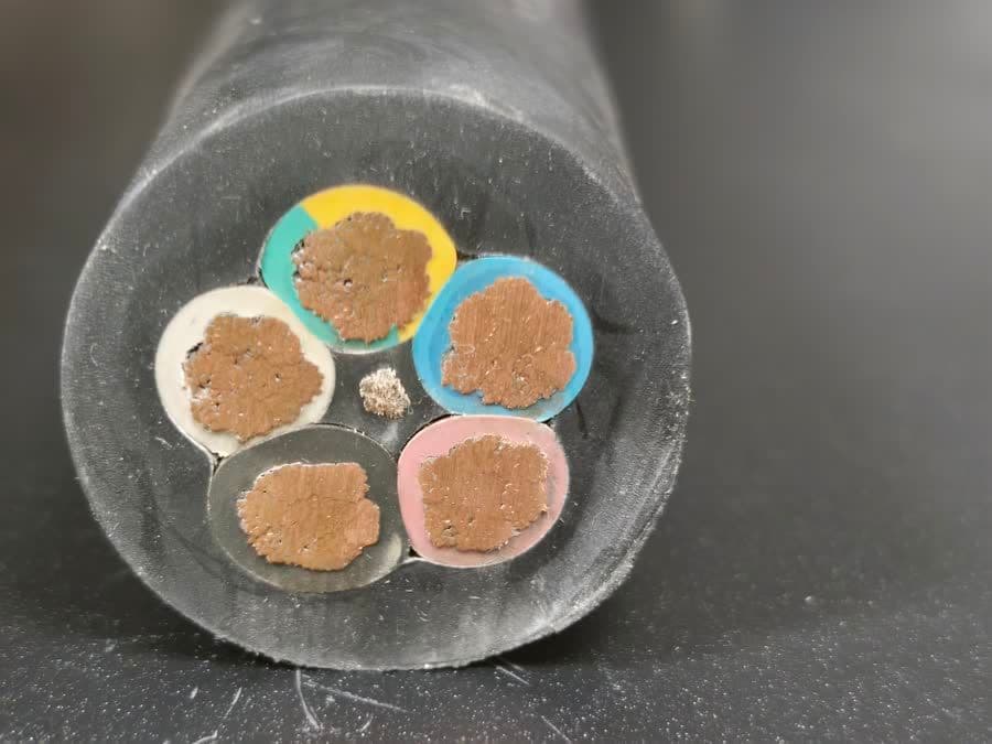 Cross-section of a 5-core H07RN-F rubber cable, showing color-coded conductors and the outer rubber sheath