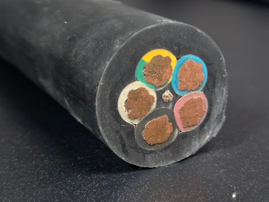 Detail view of H07RN-F cable jacket and conductor construction