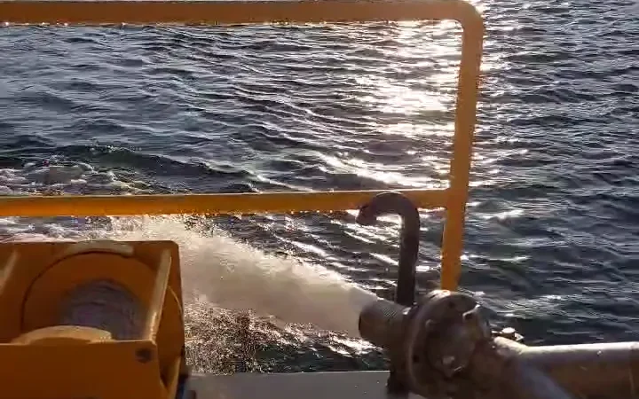 Cable and reel equipment operating on a floating platform exposed to water